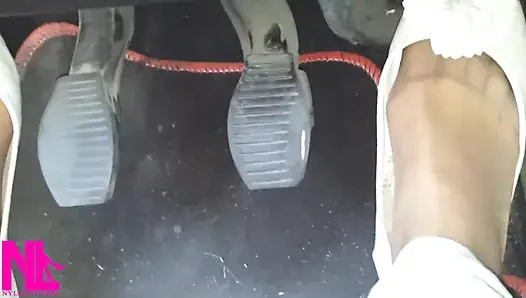 Pedal memompa dan mengemudi di jalan raya dengan flat yang usang lembut dan kaus kaki nilon