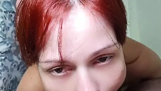 Camgirl rambut merah membuktikan kalau dia adalah ratu sepong