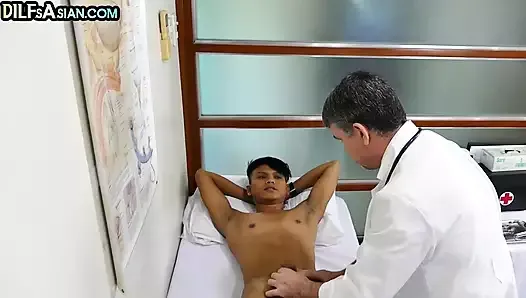 Old gay doctor fucks Asian twink after anal checking