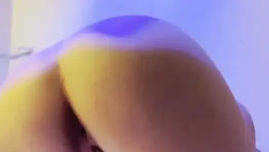 Sexy brünette squirtet in die dusche!