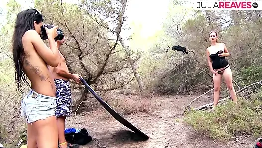 На улице в лесу, там большие обвисшие сиськи качают