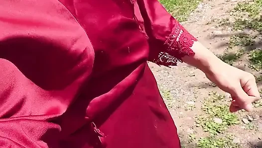Kencing di luar dekat pohon anggur