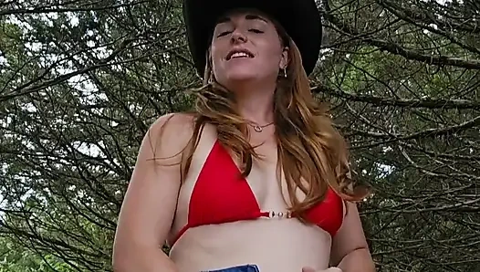 Kızıl saçlı götünü ve amcığını sikiyor ve dışarıda derin fışkırtıyor