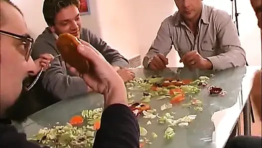 Sexy brünettes schätzchen, großer schwanz lutscht in der küche ... in den mund kommen