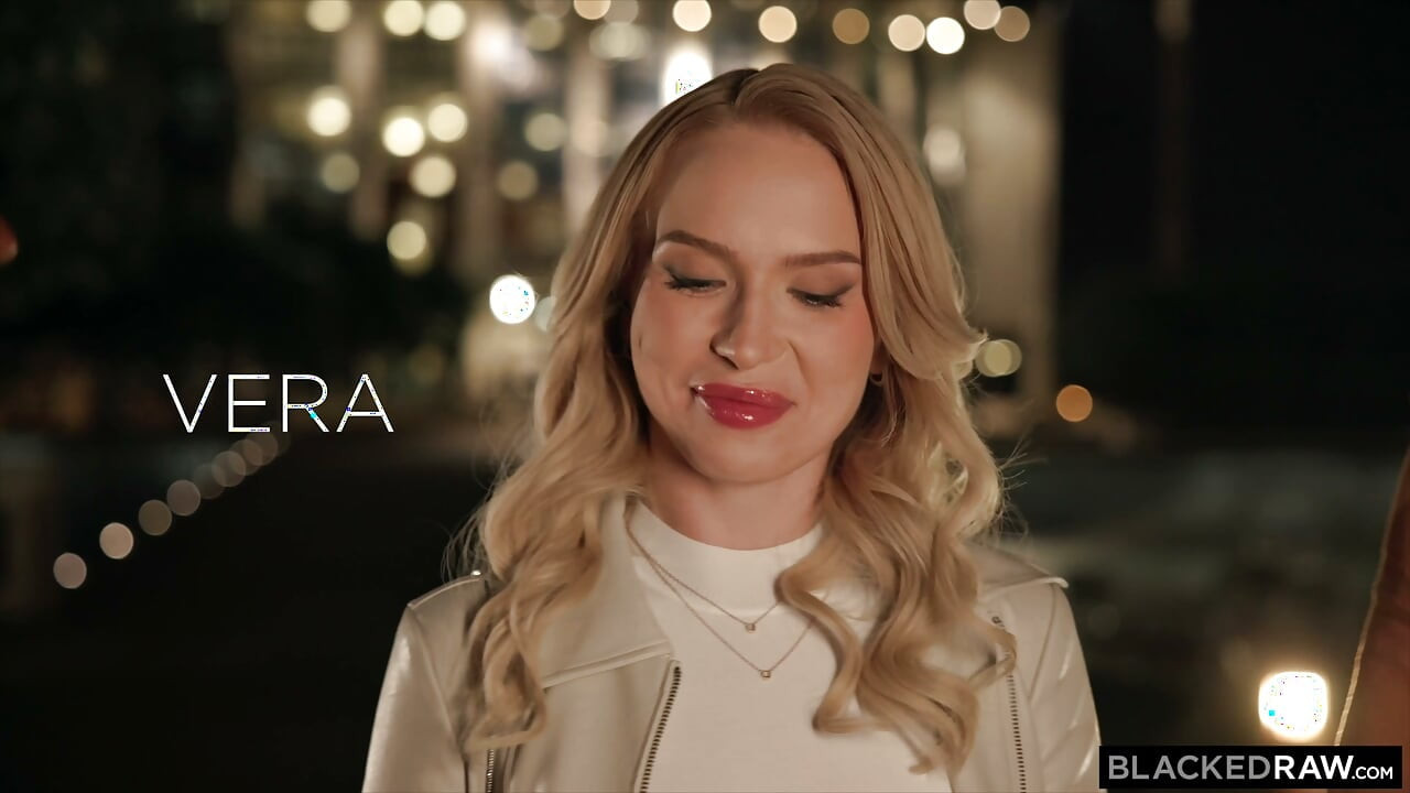 BLACKEDRAW Блондинка-европейка Vera Jarv берёт два больших члена одновременно