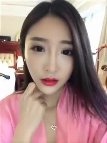 Pembe saten kız