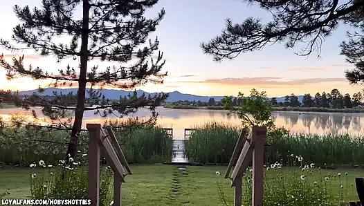 Вся натуральная красотка сосет член бойфренда и глотает сперму у озера