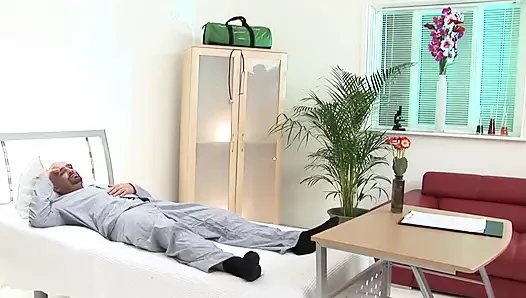 Zenci hemşire büyük yaraklı hasta yarağını sağıyor
