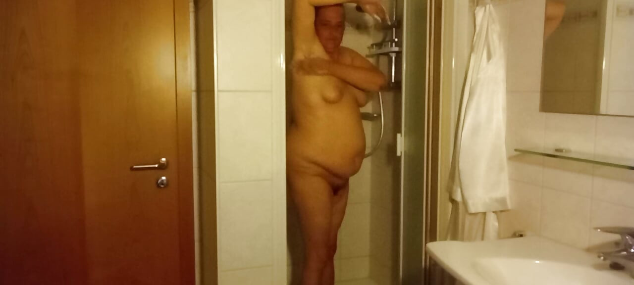Hverdagsutkikk - Eva viser frem sin naturlige Rubens-figur på badet