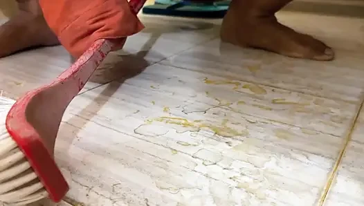 Büyük memeli iri güzel kadın ateşli kolaj kız anippe tuvalette pansiyon banyosunda küstah seks ve sınırsız işeme