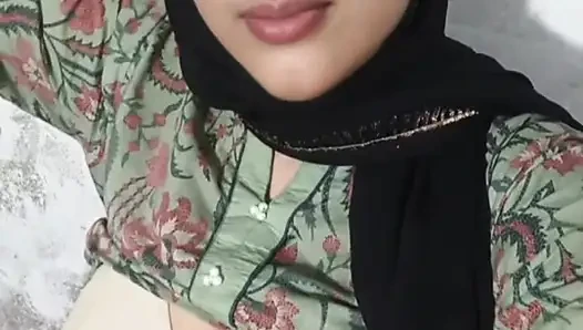 Güzel tesettürlü kız ateşli büyük göğüslerini gösteriyor