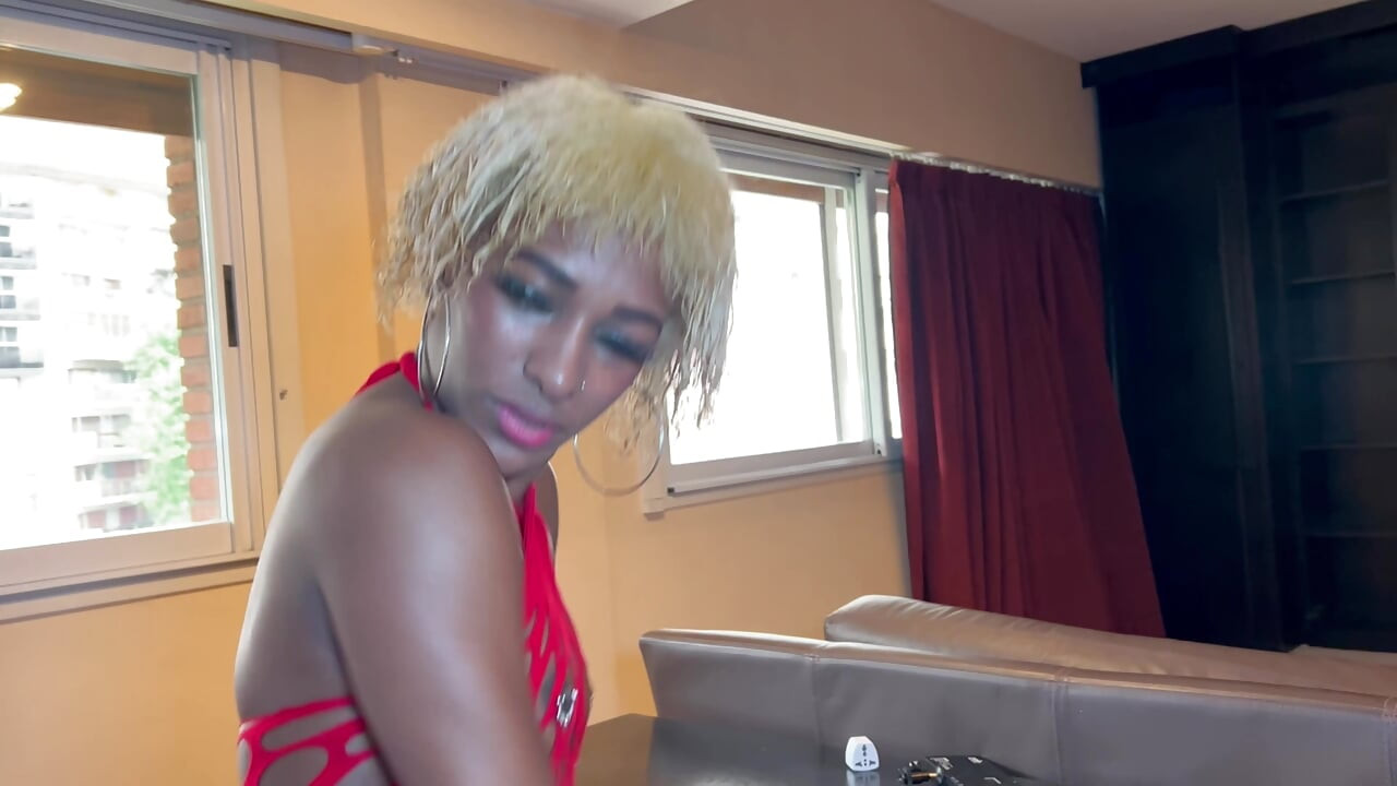 Двойное проникновение в межрасовом тройничке с великолепной чернокожей и моим другом Raul Bud с большим хуем