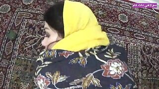 Nahid, MILF iranienne excitée, se fait baiser par son beau-fils