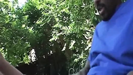 Sarışın orta yaşlı seksi kadın gırtlağına kadar alıyor zonklayan büyük zenci yarağı açık havada çılgınca salya akıtıyor