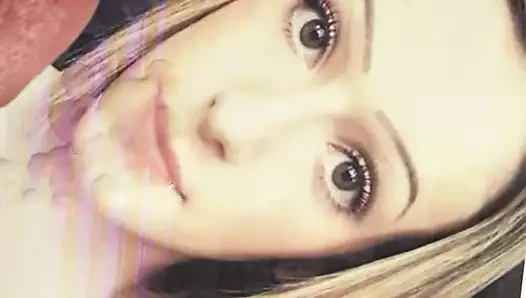 Laura96 döl oğlanlarının ateşli dölünü tamamen yüzüne boşaltıyor