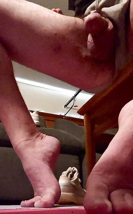Man Cums On His Feet
