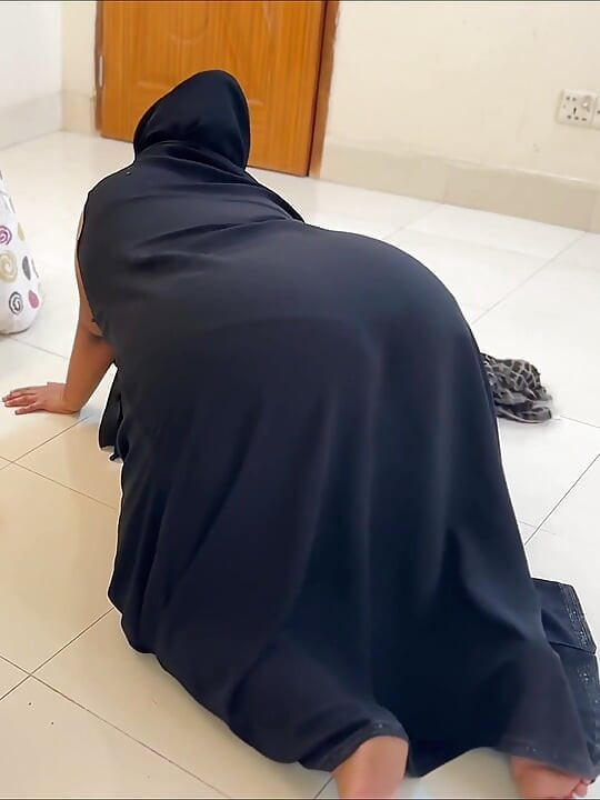 アラビアの大きな尻のサウジホテルのメイドが、私がベッドで自慰行為をしている間に部屋を掃除してくれた!