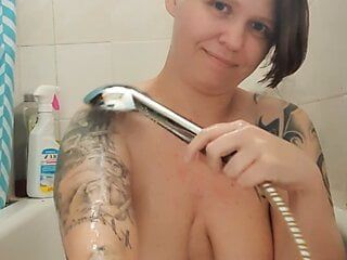 Morgenduschenshow Soapy große natürliche Titten Brustmassage in der Badewanne
