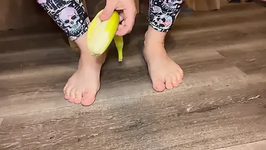 Bananen spritzen unter meinen nackten Füßen, essensfetisch-sploshing