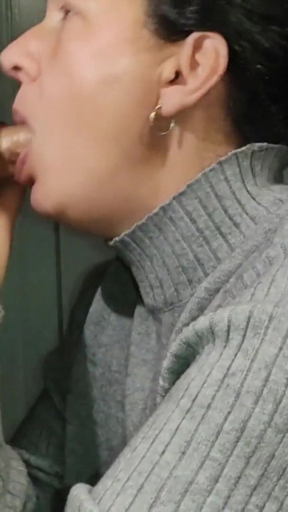 زوجة ميلف ناضجة تمص الزب مع القذف في فمها | مقطع 2