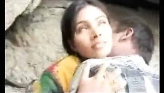 Desi girl fucking with her Boyfriend in the jungle 4