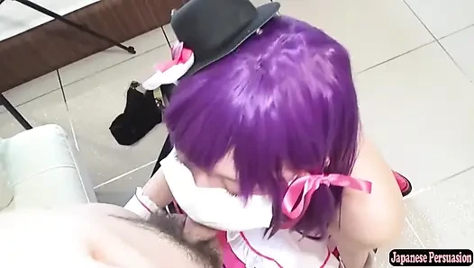 Çikolata hizmetçi istekli bir cazibeyle hizmet ediyor, cosplay fantezisi ateşli bir özel karşılaşmaya dönüşüyor