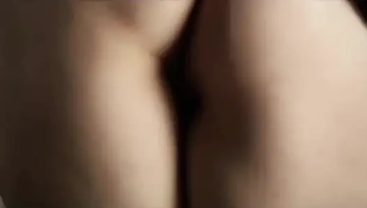 Sadece kıyafetlerini değiştiriyor ama Endonezya pornosu viral oluyor