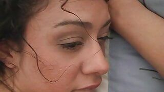 Une brune coquine se fait baiser brutalement - porno amateur classique