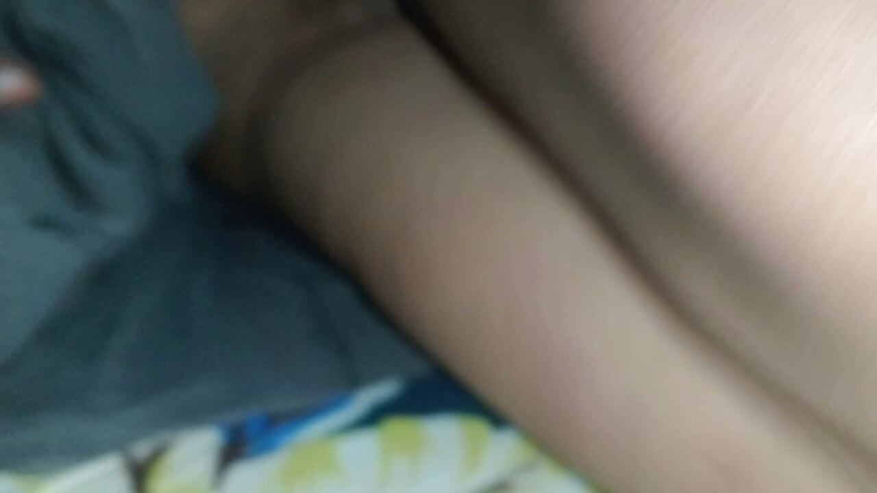 섹시한 의붓여동생과 의붓오빠가 침대에서 섹스 분위기