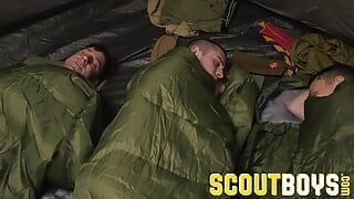 ScoutBoys Scoutmaster Rick Fantana em pêlo escoteiros virgens em barraca