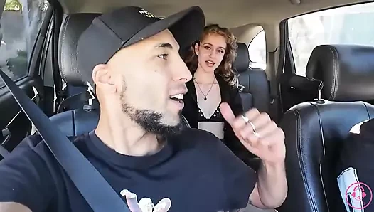 Das mädchen im urlaub wird verspielt im auto
