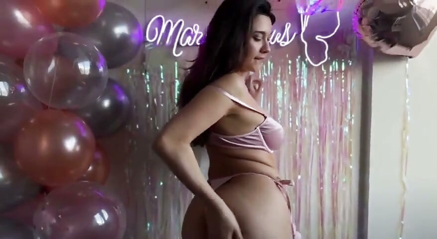 Doğum günüm olduğu için balonları koyarım