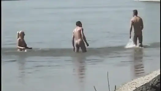 Adamın sarışın tombul Maure'i sikerken adamın götünü siktiği biseksüel zincir