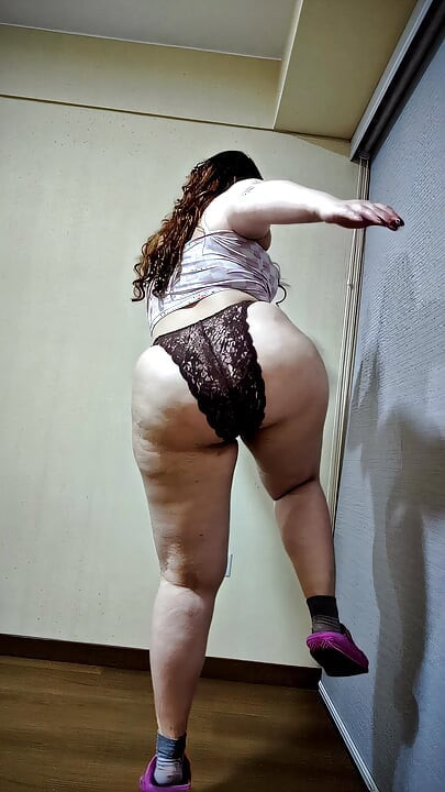 Trêu chọc béo ngớ ngẩn của Nicole: cặp mông cellulite lắc lư & điệu nhảy bụng mềm mại