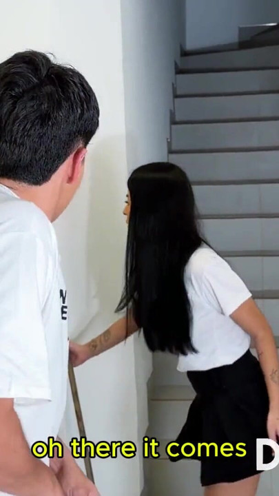 Patronum ve üvey oğlu beni sikiyor: üvey annesi neredeyse bizi yakalıyor ve sonunda ateşli anal üçlü seks yapıyoruz | Klip 1