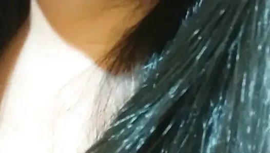 Cewek sange ini melucuti celana dalam thongnya untuk pamer memek tebalnya