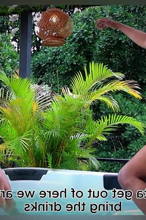 Kami menyewa Airbnb bersama teman-teman dan akhirnya saya berhubungan seks dengan pacar sahabat saya