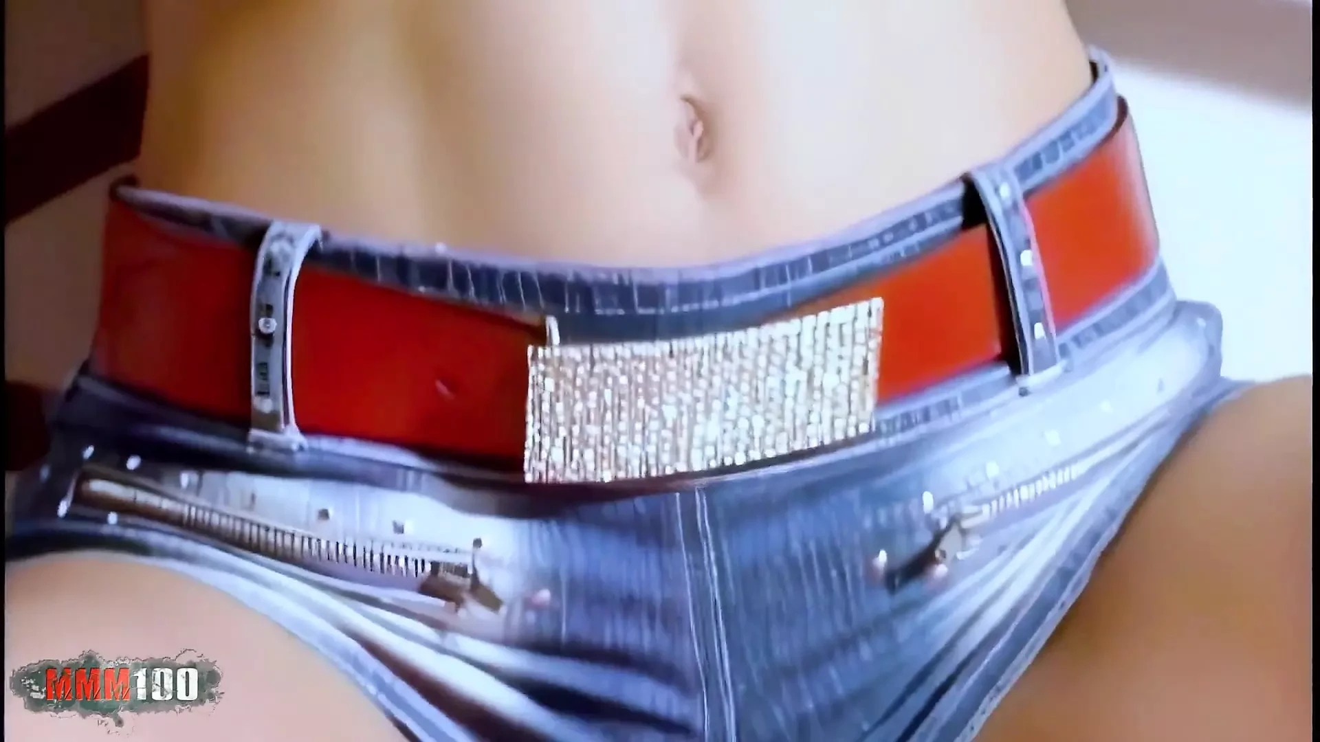 Andy-Brown: Estrela pornô Petite Morena Andy Brown fazendo um striptease quente