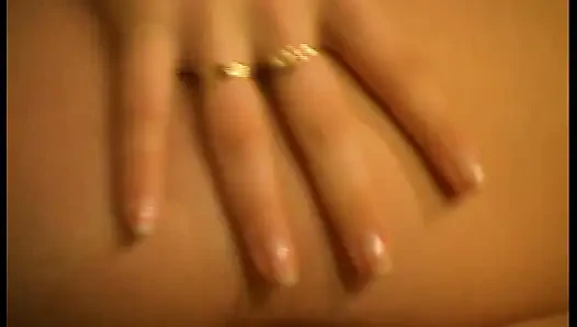 Cewek sange ini lagi asik godain dan pamer memek beceknya!