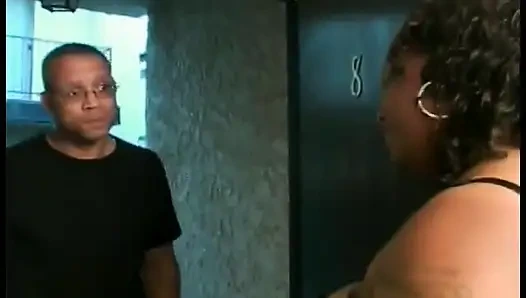 Büyük memeli tombul zenci sürtük sikiliyor ve göğüslerine boşalıyor