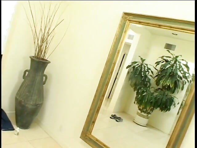 Dois caras fazem um ménage quente com uma asiática peituda no quarto dela