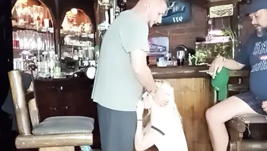 Meine freundin lutscht mich und der schwanz meines freundes kommt in den hals und auf titten