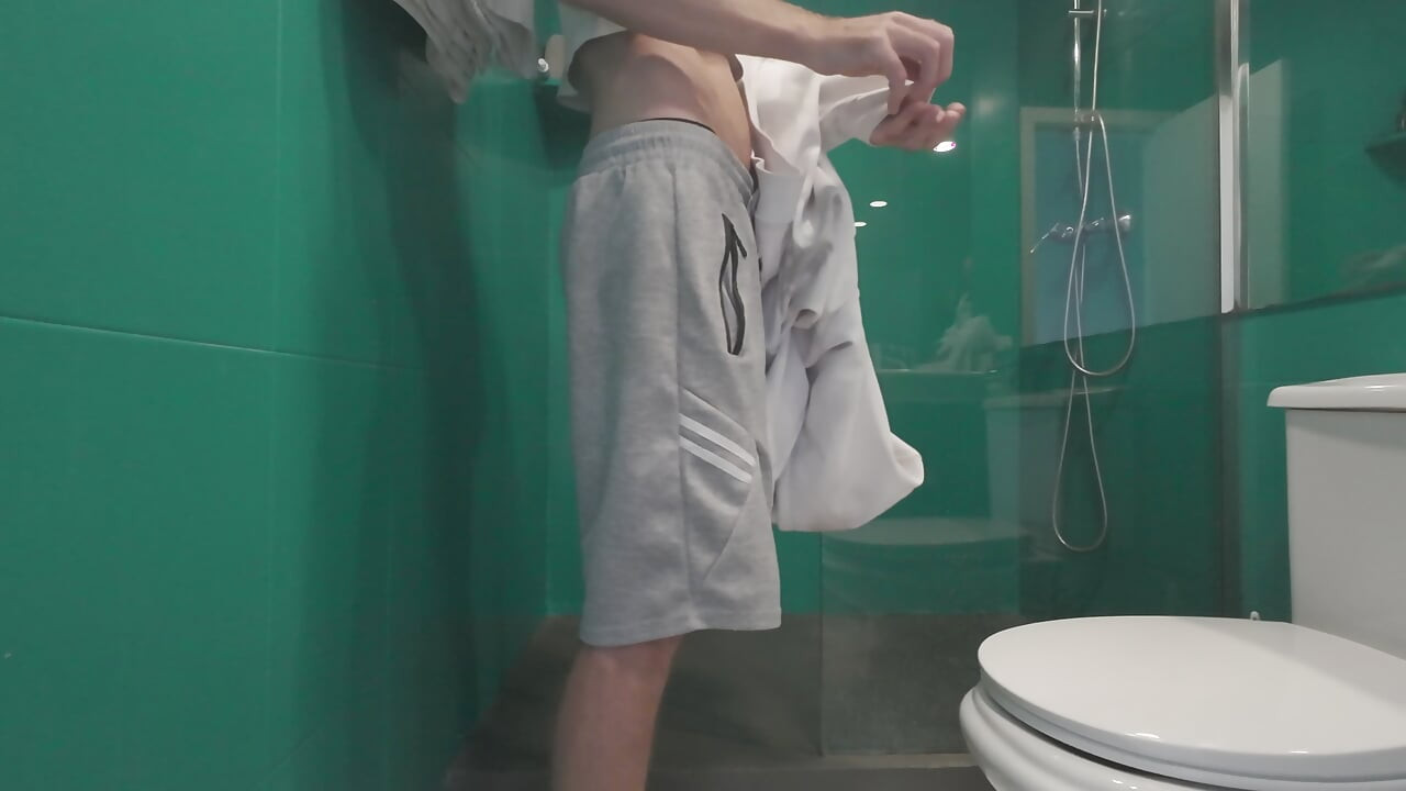 MIN STEDFAR LADER MIG VASKE HANS ENORME PIK, NÅR HAN GÅR I BAD