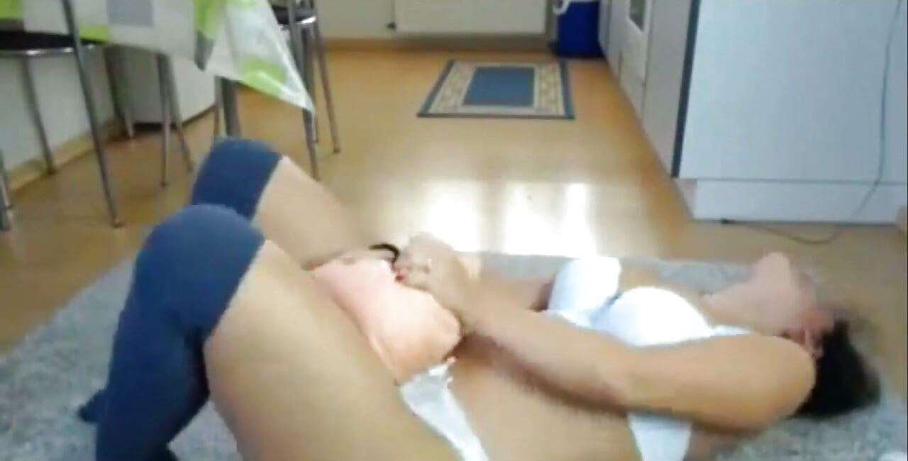 처음으로 섹스하는 갈색 머리 젊은 여자