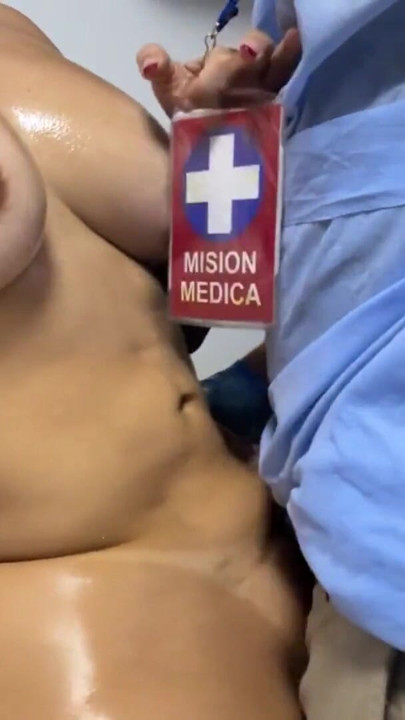 Doctorul pervers păcălește pacientul său și se termină până ejaculare înăuntru | Clipul 2