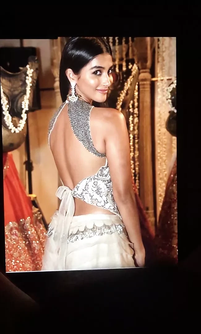 Calda troia pooja hegde geme omaggio # 1