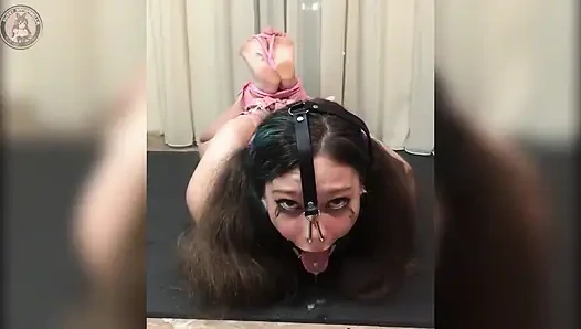 Hogtied sürtük, burun kancası, halka ağzına boşalma