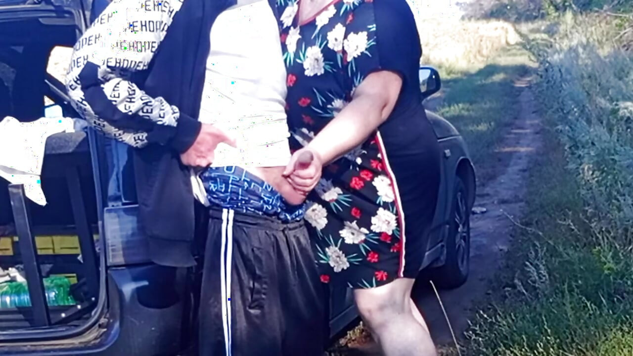 Мачуха тримає мій член, поки я мочуся, а потім смокче його на публіці