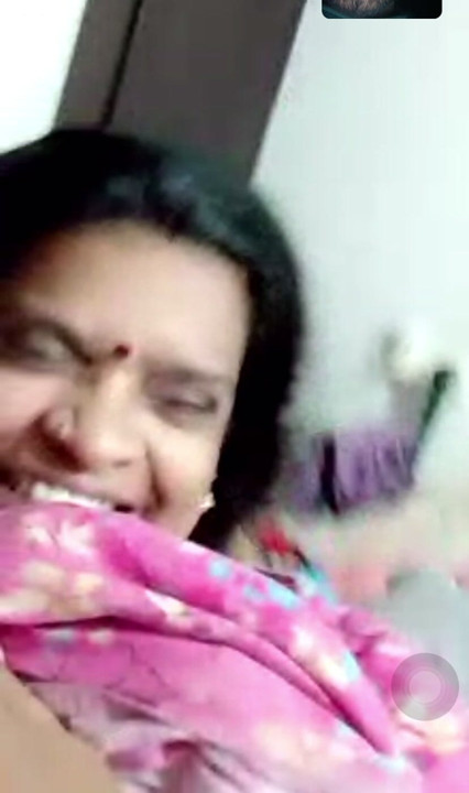 Tamilske tante bryster vises i videosamtale