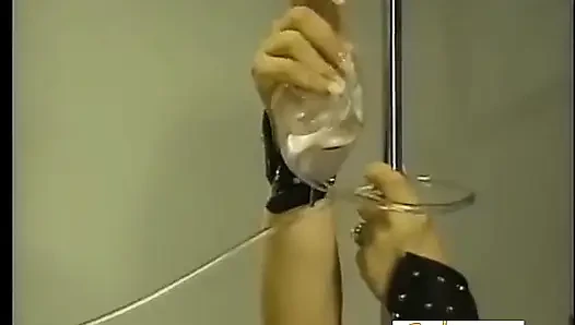 Sarışın kadın egemenliği ve esmer sahibe yaşlı köleye işkence ediyor